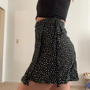 Brandy Melville Green Floral Wrap Skirt BRAND NEW WITH TAGS